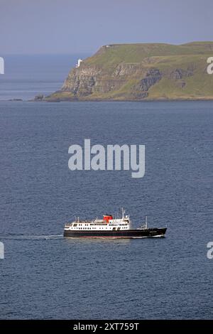HEBRIDEAN PRINCESS naviga oltre il FARO DI RATHLIN WEST, RATHLIN ISLAND, sulla strada per BALLYCASTLE, CONTEA DI DOWN, IRLANDA DEL NORD Foto Stock