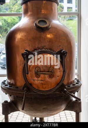 Vasche di distillazione in rame, produzione classica di profumi da ingredienti naturali in Provenza, fabbrica di profumi in erba o Eze, costa azzurra, primo piano Foto Stock