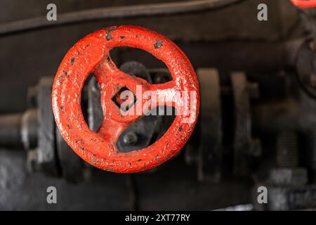 Valvole e comandi su una locomotiva a vapore, che mostrano i dettagli intricati di un sistema di trasporto storico Foto Stock