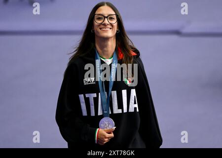 Nadia Battocletti d'Italia si appresta a tenere una medaglia dopo la cerimonia della medaglia della finale femminile dei 10000 m durante i Giochi Olimpici di Parigi 2024 allo Stade de France di Parigi (Francia), 10 agosto 2024. Nadia Battoccletti si è classificata seconda vincendo la medaglia d'argento. Foto Stock