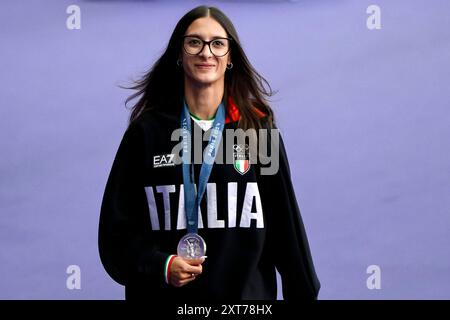 Nadia Battocletti d'Italia si appresta a tenere una medaglia dopo la cerimonia della medaglia della finale femminile dei 10000 m durante i Giochi Olimpici di Parigi 2024 allo Stade de France di Parigi (Francia), 10 agosto 2024. Nadia Battoccletti si è classificata seconda vincendo la medaglia d'argento. Foto Stock