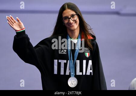 Nadia Battocletti d'Italia si aggiudica una medaglia dopo la cerimonia della medaglia della finale femminile dei 10000 m durante i Giochi Olimpici di Parigi 2024 allo Stade de France di Parigi (Francia), 10 agosto 2024. Nadia Battoccletti si è classificata seconda vincendo la medaglia d'argento. Foto Stock