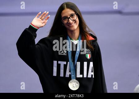 Nadia Battocletti d'Italia si aggiudica una medaglia dopo la cerimonia della medaglia della finale femminile dei 10000 m durante i Giochi Olimpici di Parigi 2024 allo Stade de France di Parigi (Francia), 10 agosto 2024. Nadia Battoccletti si è classificata seconda vincendo la medaglia d'argento. Foto Stock