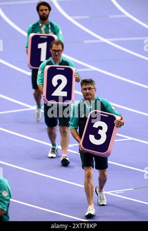 Volontari durante i Giochi Olimpici di Parigi 2024 allo Stade de France di Parigi (Francia), 10 agosto 2024. Foto Stock