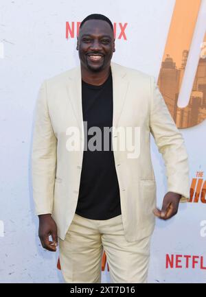 LOS ANGELES, CALIFORNIA - 12 AGOSTO: Adewale Akinnuoye-Agbaje partecipa alla premiere di Los Angeles di "The Union" di Netflix all'Egyptian Theatre Hollyw Foto Stock