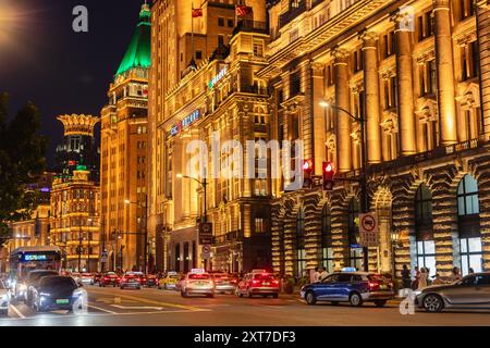 Peace Hotel (ex Palace Hotel). Il quartiere storico del Bund di notte, Shanghai, Cina Foto Stock