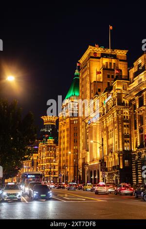 Peace Hotel (ex Palace Hotel). Il quartiere storico del Bund di notte, Shanghai, Cina Foto Stock