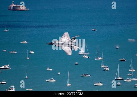 10 agosto 2024: L'aereo Lockheed Martin F-35C Lightning II della US Navy vola sul lago Michigan come parte della dimostrazione aerobatica al Chicago Air and Water Show del 2024 di Mike Wulf/CSM Foto Stock