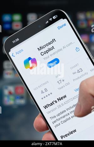 New York, Stati Uniti d'America - 5 agosto 2024: Smartphone in mano con l'app Microsoft copilot su schermo macro vista ravvicinata con sfondo sfocato Foto Stock