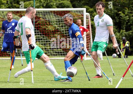 Israele (blu) vs Irlanda (bianco e verde) Campionato europeo di calcio Amputee Euro 2024 Francia. I campionati europei EAFF si sono svolti a Haut Foto Stock