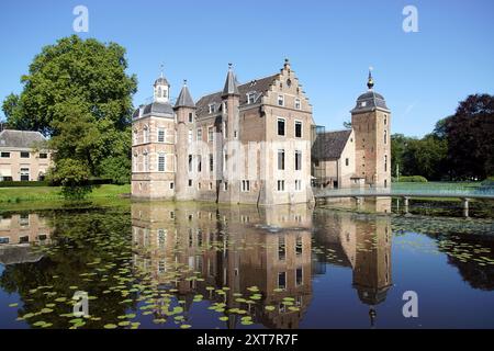 Castello olandese di Ruurlo circondato da un fossato vicino al villaggio di Ruurlo nella provincia di Gelderland, nei Paesi Bassi Foto Stock