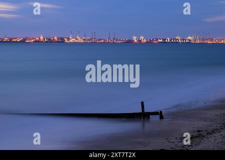 Le Havre, Francia - 24 luglio 2022: Il porto di le Havre da Villerville, sera d'estate Foto Stock