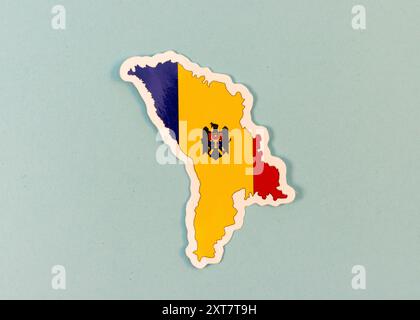 Mappa della Moldavia con colori e emblema della bandiera nazionale su sfondo azzurro con spazio copia. Foto Stock