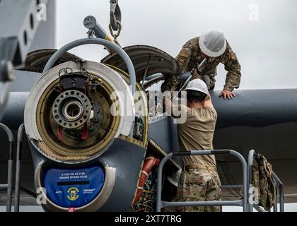 Airman 1st Class Christopher Mascuro, TOP, e Airman 1st Class Jacob Kenotich, manutentori del 71st Rescue Generation Squadron, lavorano su un combattimento HC-130J. Foto Stock