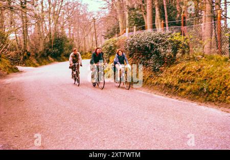 Quattro ciclisti, donne due donne, ciclismo su strada, Inghilterra meridionale, Regno Unito 1957 Foto Stock
