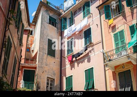 Asciugatura su stoffe presso le tradizionali case italiane nel piccolo centro storico di Monterosso al Mare, parte delle cinque Terre. Foto Stock