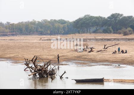 Pescatori locali sul fiume Luangwa nell'area di gestione della selvaggina Musalungu, confinante con North Luangwa NP, Zambia Foto Stock