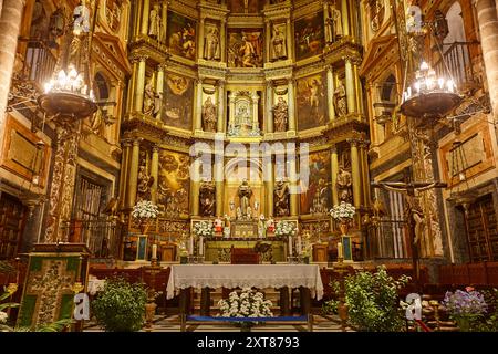 Interno dell'antica chiesa di Guadalupe. Altare decorato. Caceres, Estremadura. Spagna Foto Stock