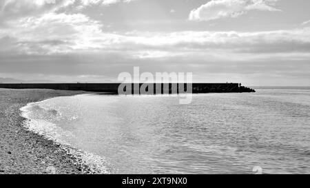 Immagine panoramica in bianco e nero, vista della baia di Osaka al tramonto sulla spiaggia di marmo di Tajiri-cho, Izumisano, prefettura di Osaka in Giappone Foto Stock