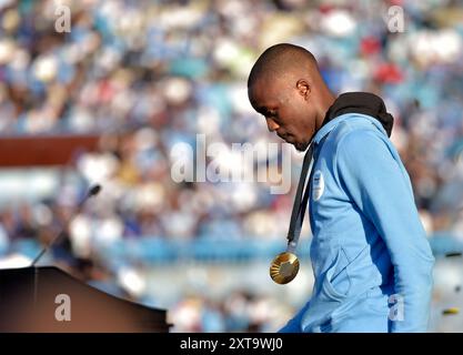 Gaborone, Botswana. 13 agosto 2024. Il Botswanan Paris 2024 medaglia d'oro olimpica Letsile Tebogo nell'evento maschile 200m partecipa ad una cerimonia di benvenuto a casa allo Stadio Nazionale di Gaborone, Botswana, il 13 agosto 2024. Il team Botswana e Letsile Tebogo hanno ricevuto il benvenuto a casa dell'eroe martedì dopo aver vinto la loro prima medaglia d'oro olimpica nella finale maschile dei 200 m alle Olimpiadi di Parigi 2024. PER ANDARE CON 'la squadra olimpica del Botswana riceve il benvenuto a casa dell'eroe' crediti: Tshekiso Tebalo/Xinhua/Alamy Live News Foto Stock