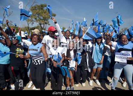 Gaborone, Botswana. 13 agosto 2024. I tifosi si riuniscono all'aeroporto internazionale Sir Seretse Khama per dare il benvenuto alla squadra Botswana dalle Olimpiadi di Parigi 2024 a Gaborone, in Botswana, il 13 agosto 2024. Il team Botswana e Letsile Tebogo hanno ricevuto il benvenuto a casa dell'eroe martedì dopo aver vinto la loro prima medaglia d'oro olimpica nella finale maschile dei 200 m alle Olimpiadi di Parigi 2024. PER ANDARE CON 'la squadra olimpica del Botswana riceve il benvenuto a casa dell'eroe' crediti: Tshekiso Tebalo/Xinhua/Alamy Live News Foto Stock