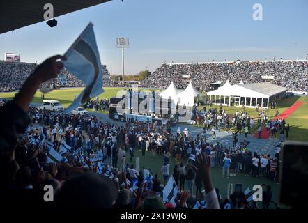 Gaborone, Botswana. 13 agosto 2024. I tifosi si riuniscono allo Stadio Nazionale per dare il benvenuto alla squadra Botswana dalle Olimpiadi di Parigi 2024 a Gaborone, in Botswana, il 13 agosto 2024. Il team Botswana e Letsile Tebogo hanno ricevuto il benvenuto a casa dell'eroe martedì dopo aver vinto la loro prima medaglia d'oro olimpica nella finale maschile dei 200 m alle Olimpiadi di Parigi 2024. PER ANDARE CON 'la squadra olimpica del Botswana riceve il benvenuto a casa dell'eroe' crediti: Tshekiso Tebalo/Xinhua/Alamy Live News Foto Stock