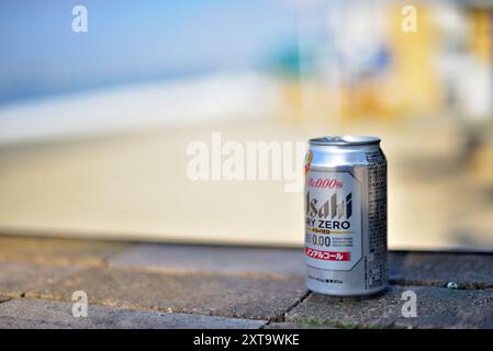 Immagine selettiva di una lattina di popolare birra analcolica giapponese Asahi Zero, con sfondo di spiaggia fuori fuoco a Osaka, Giappone, il 18 febbraio 202 Foto Stock