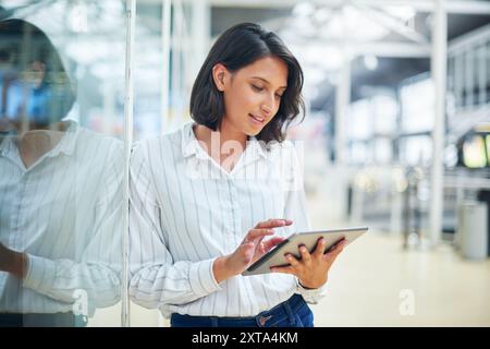 Ufficio, tablet e donna d'affari con articoli da leggere, aggiornamenti locali e ultime notizie sulla pubblicazione. Giornalismo, donna o giornalista Foto Stock