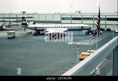 BOAC British Overseas Airways Corporation, aereo di linea De Havilland 106 Comet 4, G-APDI, edificio del terminal degli arrivi internazionali, aeroporto Idlewild JFK di New York, aeroporto USA all'inizio degli anni '1960 Foto Stock