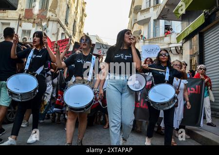 Tunisi, Tunisia. 13 agosto 2024. Tunisi, Tunisia. 13 agosto 2024. Le donne scendono in piazza a Tunisi alzando striscioni e gridando slogan contro la repressione politica in occasione della giornata nazionale della donna. La manifestazione è stata organizzata da gruppi femministi indipendenti tunisini per chiedere il rilascio immediato di tutte le donne imprigionate per le loro attività nella sfera pubblica. La Tunisia celebra la giornata nazionale della donna ogni anno il 13 agosto (Credit Image: © Hasan mrad/IMAGESLIVE via ZUMA Press Wire) SOLO PER USO EDITORIALE! Non per USO commerciale! Foto Stock