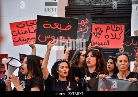 Tunisi, Tunisia. 13 agosto 2024. Tunisi, Tunisia. 13 agosto 2024. Le donne scendono in piazza a Tunisi alzando striscioni e gridando slogan contro la repressione politica in occasione della giornata nazionale della donna. La manifestazione è stata organizzata da gruppi femministi indipendenti tunisini per chiedere il rilascio immediato di tutte le donne imprigionate per le loro attività nella sfera pubblica. La Tunisia celebra la giornata nazionale della donna ogni anno il 13 agosto (Credit Image: © Hasan mrad/IMAGESLIVE via ZUMA Press Wire) SOLO PER USO EDITORIALE! Non per USO commerciale! Foto Stock