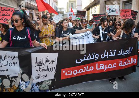 Tunisi, Tunisia. 13 agosto 2024. Tunisi, Tunisia. 13 agosto 2024. Le donne scendono in piazza a Tunisi alzando striscioni e gridando slogan contro la repressione politica in occasione della giornata nazionale della donna. La manifestazione è stata organizzata da gruppi femministi indipendenti tunisini per chiedere il rilascio immediato di tutte le donne imprigionate per le loro attività nella sfera pubblica. La Tunisia celebra la giornata nazionale della donna ogni anno il 13 agosto (Credit Image: © Hasan mrad/IMAGESLIVE via ZUMA Press Wire) SOLO PER USO EDITORIALE! Non per USO commerciale! Foto Stock