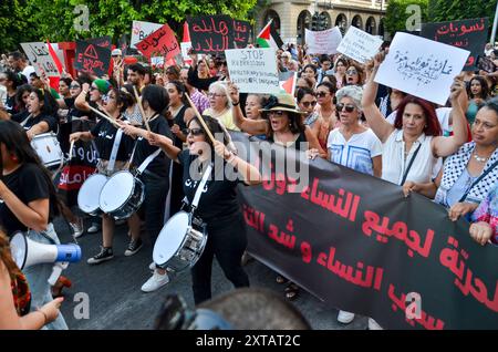 Tunisi, Tunisia. 13 agosto 2024. Tunisi, Tunisia. 13 agosto 2024. Le donne scendono in piazza a Tunisi alzando striscioni e gridando slogan contro la repressione politica in occasione della giornata nazionale della donna. La manifestazione è stata organizzata da gruppi femministi indipendenti tunisini per chiedere il rilascio immediato di tutte le donne imprigionate per le loro attività nella sfera pubblica. La Tunisia celebra la giornata nazionale della donna ogni anno il 13 agosto (Credit Image: © Hasan mrad/IMAGESLIVE via ZUMA Press Wire) SOLO PER USO EDITORIALE! Non per USO commerciale! Foto Stock