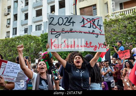 Tunisi, Tunisia. 13 agosto 2024. Tunisi, Tunisia. 13 agosto 2024. Le donne scendono in piazza a Tunisi alzando striscioni e gridando slogan contro la repressione politica in occasione della giornata nazionale della donna. La manifestazione è stata organizzata da gruppi femministi indipendenti tunisini per chiedere il rilascio immediato di tutte le donne imprigionate per le loro attività nella sfera pubblica. La Tunisia celebra la giornata nazionale della donna ogni anno il 13 agosto (Credit Image: © Hasan mrad/IMAGESLIVE via ZUMA Press Wire) SOLO PER USO EDITORIALE! Non per USO commerciale! Foto Stock