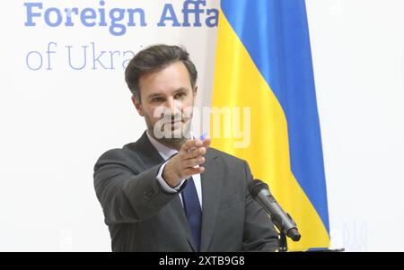 KIEV, UCRAINA - 13 AGOSTO 2024 - il portavoce del Ministero degli affari Esteri ucraino Heorhii Tykhyi partecipa a un briefing, Kiev, capitale dell'Ucraina Foto Stock