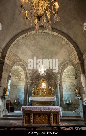 Auzon. Interno della chiesa Collegiata di Saint Laurent con archi in pietra e un altare ornato, alta Loira, Alvernia Rodano Alpi, Francia Foto Stock