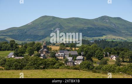 Vista panoramica del villaggio di Saint Victor la Riviere in Alvernia con le montagne del Mont Dore sullo sfondo in una giornata limpida . Puy de Dome. Auvergne. Francia Foto Stock