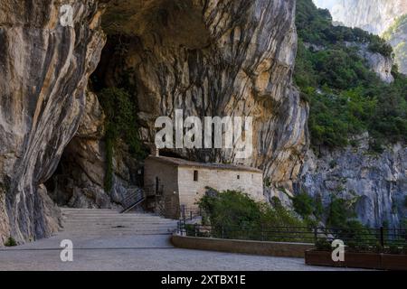 Il Tempio del Valadier, un tempio neoclassico scolpito nella parete rocciosa della Gola di Frasassi nelle Marche, in Italia, si erge come testimonianza dell'armonio Foto Stock