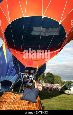 Mongolfiere, Bristol balloon fiesta 2024, Fly Navy Balloon, volo in mongolfiera, pallone, Bristol, festa internazionale in mongolfiera, volo Foto Stock