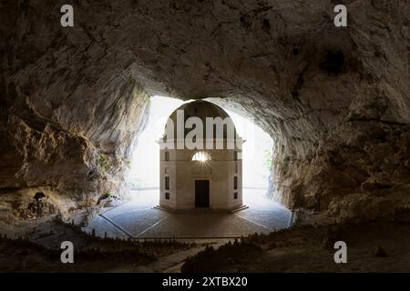 Il Tempio del Valadier, un tempio neoclassico scolpito nella parete rocciosa della Gola di Frasassi nelle Marche, in Italia, si erge come testimonianza dell'armonio Foto Stock