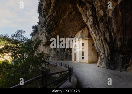 Il Tempio del Valadier, un tempio neoclassico scolpito nella parete rocciosa della Gola di Frasassi nelle Marche, in Italia, si erge come testimonianza dell'armonio Foto Stock