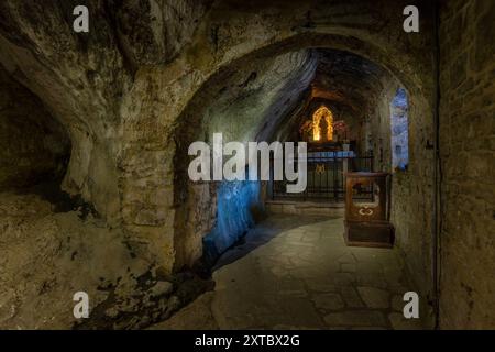 Il Tempio del Valadier, un tempio neoclassico scolpito nella parete rocciosa della Gola di Frasassi nelle Marche, in Italia, si erge come testimonianza dell'armonio Foto Stock