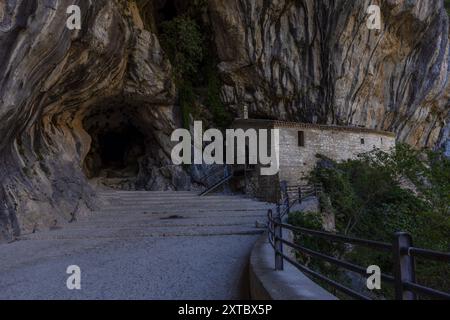 Il Tempio del Valadier, un tempio neoclassico scolpito nella parete rocciosa della Gola di Frasassi nelle Marche, in Italia, si erge come testimonianza dell'armonio Foto Stock