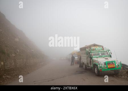 Peer Ki Gali, India, 14/08/2024, i veicoli sono parcheggiati lungo la Mughal Road tra una fitta nebbia vicino al passo PIR Panjal, chiamato anche Peer Ki Gali, a circa 100 km a sud di Srinagar, la capitale estiva di Jammu e Kashmir. Il passo PIR Panjal è un passo di montagna e una destinazione turistica situata nella catena PIR Panjal di Jammu e Kashmir, che collega la valle del Kashmir ai distretti di Rajouri e Punch tramite Mughal Road. È il punto più alto della strada Mughal a 3.490 metri sul livello del mare. Mughal Road, come suggerisce il nome, è stata storicamente creata e utilizzata dagli imperatori moghul. Era il Foto Stock