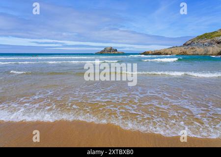 La mattina d'estate accanto al mare su una spiaggia quasi deserta di Crantock, vicino a Newquay, in Cornovaglia. Foto Stock