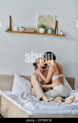 Una coppia amorevole condivide un momento tenero nella loro camera da letto. Foto Stock