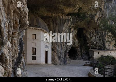 Il Tempio del Valadier, un tempio neoclassico scolpito nella parete rocciosa della Gola di Frasassi nelle Marche, in Italia, si erge come testimonianza dell'armonio Foto Stock