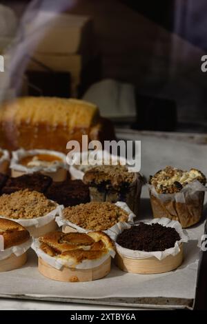 Vari tipi di pasticceria gourmet in una panetteria europea, che presenta un concetto di cibo delizioso con particolare attenzione al glutine. Foto Stock