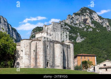 L'Abbazia di San Vittore alle chiuse a Genga, Marche, Italia, fu costruita dai Longobardi verso la fine del X secolo, completamente circondata da un'antica dimora Foto Stock