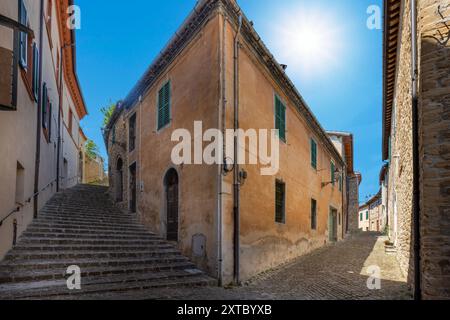 Nella provincia di Ancona, nelle Marche, si trova Serra San Quirico, un bellissimo comune. Situato sulla sponda occidentale del fiume Esino, questo Foto Stock